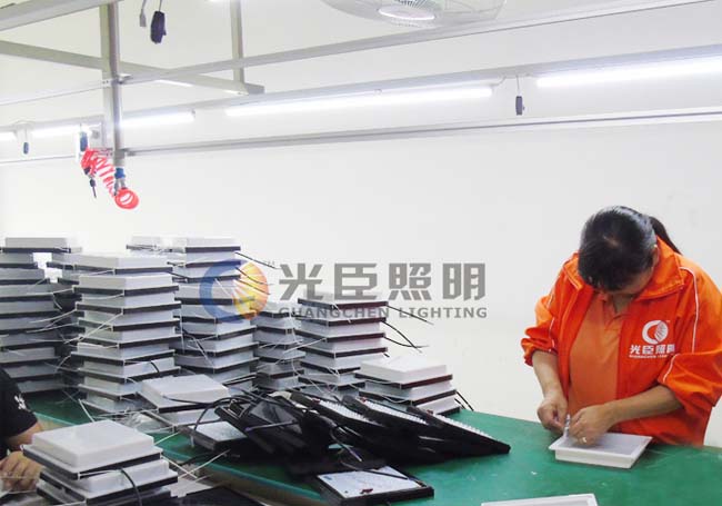 光臣照明組裝車(chē)間緊張的生產(chǎn)中