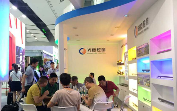 光臣展位相當(dāng)熱鬧