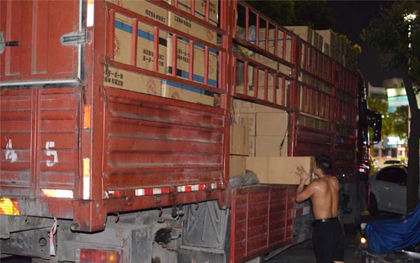 【光臣日?！縇ED線條燈裝箱發(fā)貨