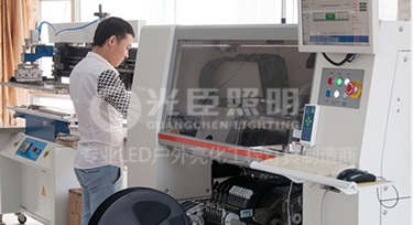 為了產(chǎn)品質(zhì)量，光臣照明LED護欄管廠家選擇自主貼片