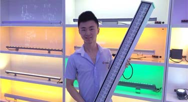 來看光臣男神手上的60W洗墻燈，現(xiàn)正熱銷……