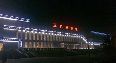 “新衣裳？”三門峽南站LED線條燈亮化改造