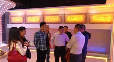 工程商帶上地方領(lǐng)導(dǎo)來光臣照明實(shí)地考察