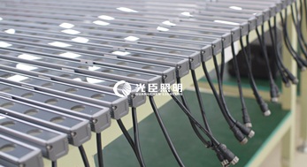 DMX512大功率洗墻燈出貨，商業(yè)廣場(chǎng)亮化即將開始